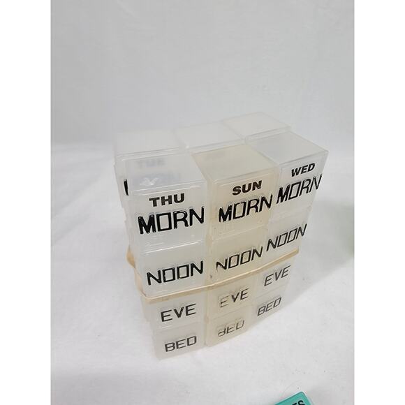 Lot of 16 gently used Pill Sorter containers - Picture 3 of 9